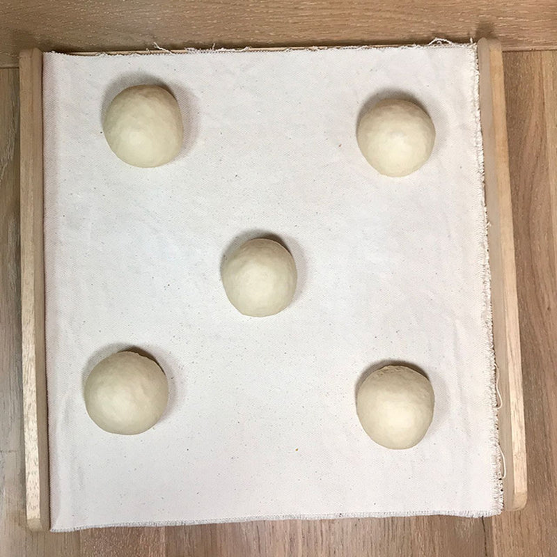 5個に分割し、生地が張るようにしっかりと丸めます。布の上に並べて、乾燥しないように濡れ布巾をかぶせてベンチタイムへ。