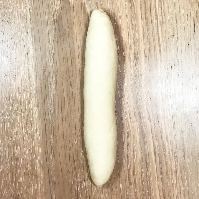 伸ばした生地を棒状に丸めて、閉じ目をしっかり閉じて、ころがしながら形を整えます。