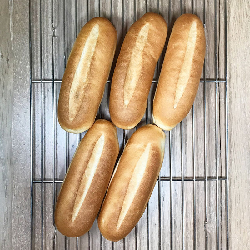 焼成時間は15分間。焼き上がったらケーキクーラーの上で粗熱を取ります。その間にミルククリームを作ります。