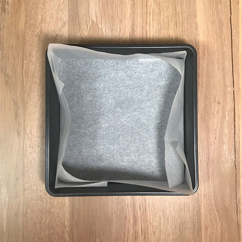 型に合わせてクッキングシートをカットします。焼き上がると高さがでるので、高さは＋2㎝くらいになるようにセットしてください。