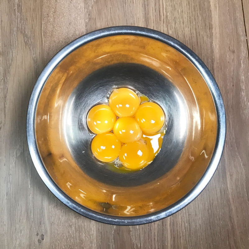卵を卵黄と卵白に分けます。