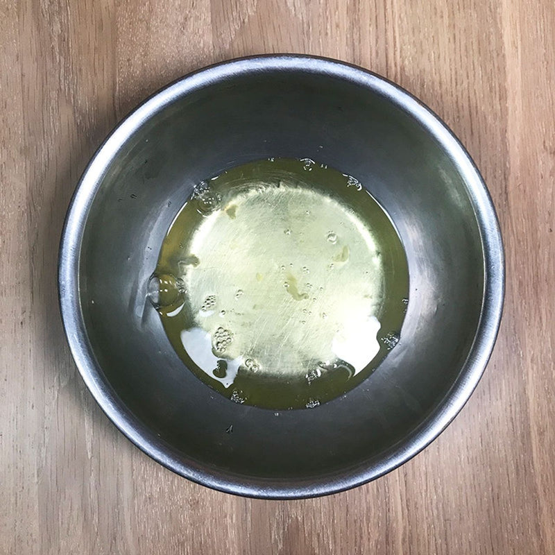卵白はメレンゲを作るまで冷蔵庫で冷やしておきます。