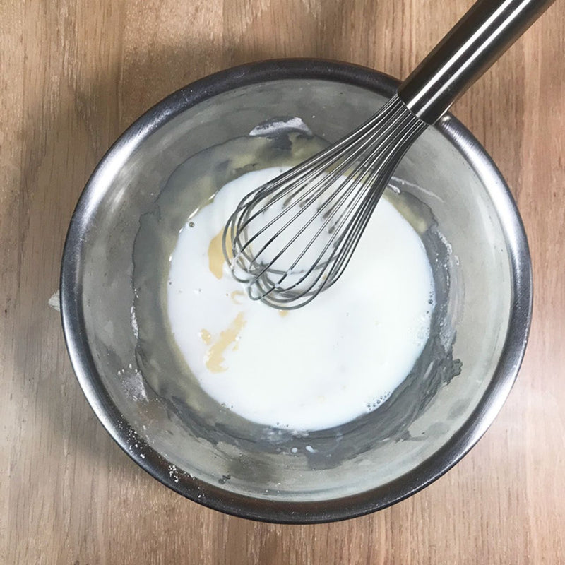 5に湯煎した牛乳を加えて混ぜ合わせます。