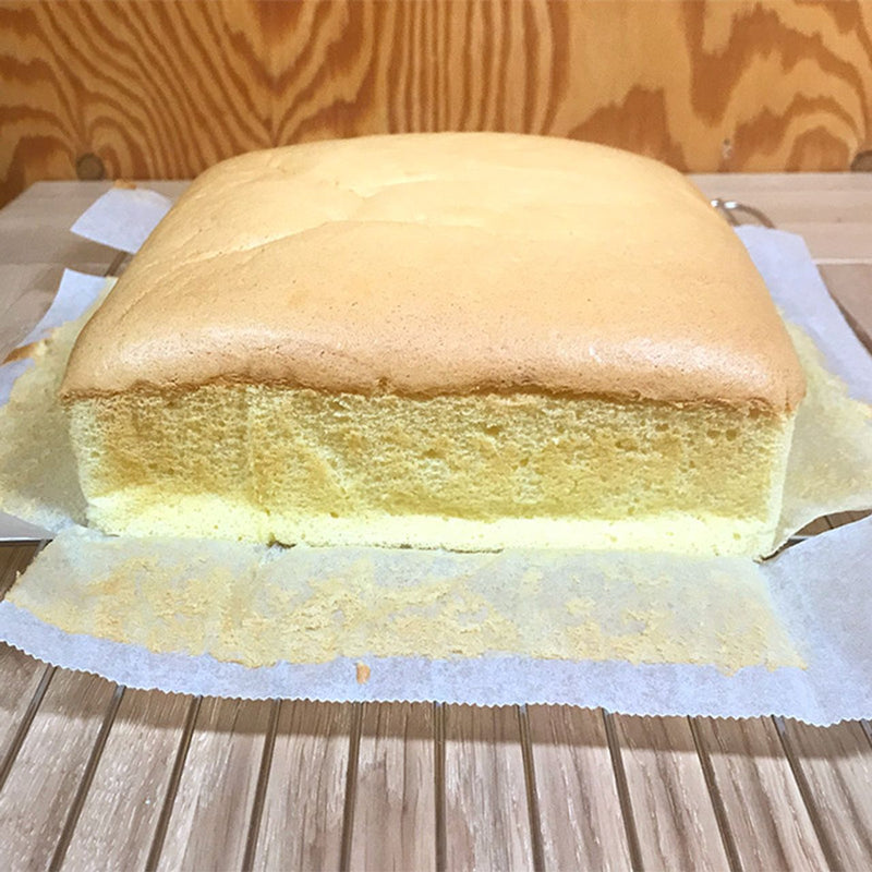 型から出し、クッキングシートをはがして、ケーキクーラーの上で粗熱を取ります。